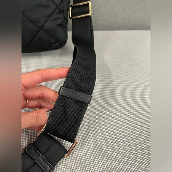 Marc Jacobs quilted purse. Crossbody, w/adjustable strap, internal pocket. Black - Picture 6 of 12